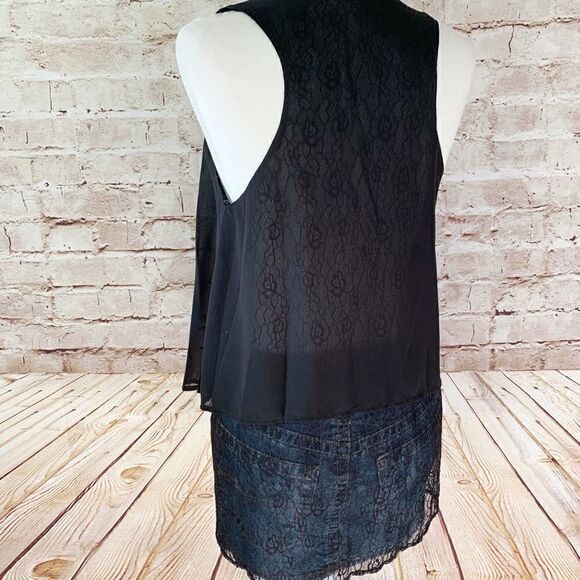 BKE Boutique embroidered lace sleeveless blouse - Picture 3 of 5